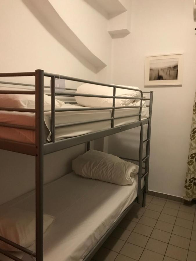 Habitación doble con 2 camas en literas y baño privado