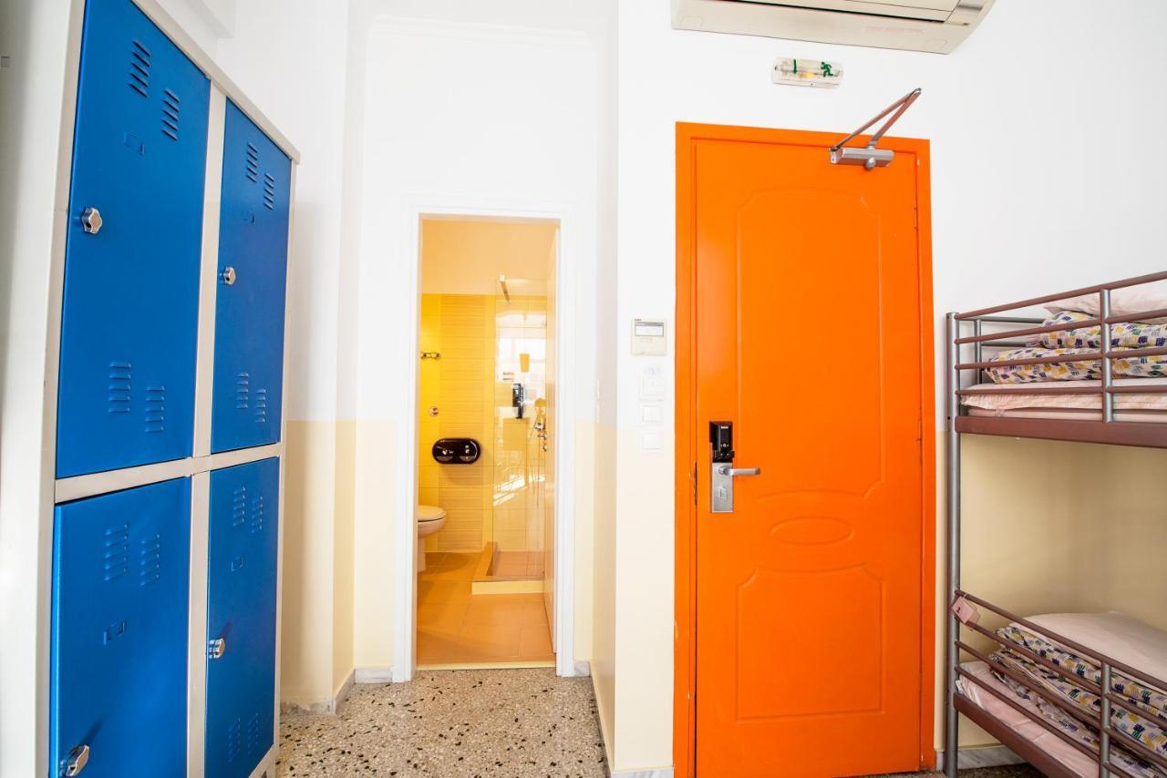 Cama en habitación compartida femenina de 4 camas con baño